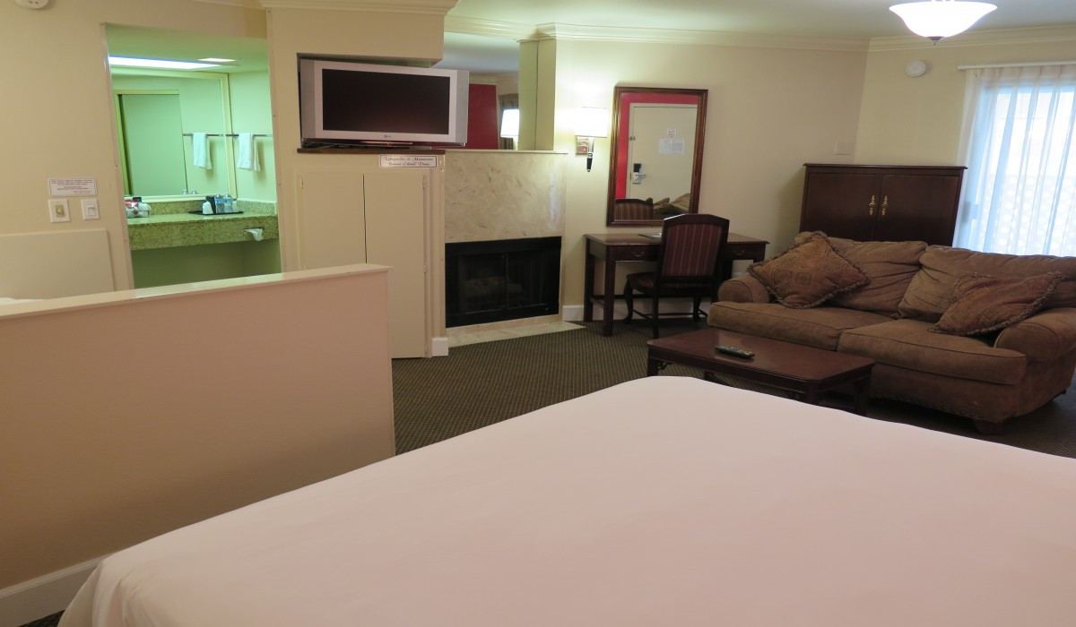 Suite 1 King Bed with Kitchenette Non-Smoking