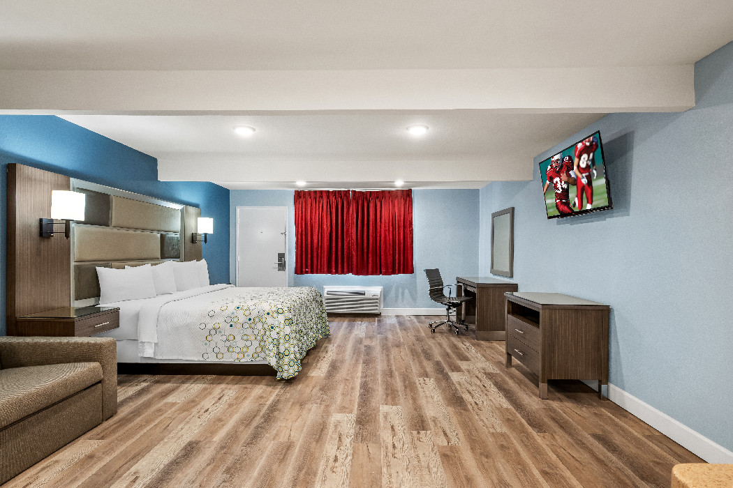 Suite 1 King Bed with Kitchenette Non-Smoking
