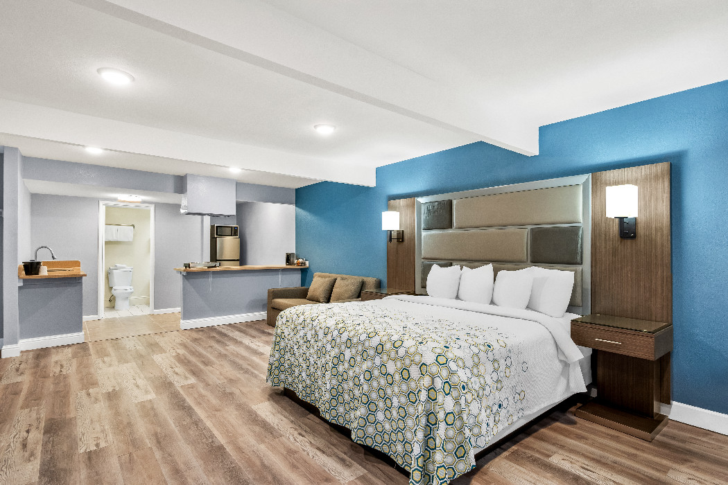 Suite 1 King Bed with Kitchenette Non-Smoking