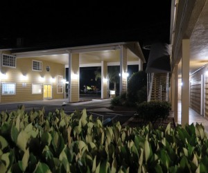 Bonanza Inn Yuba City at Night - Check In Portico at Bonanza Inn Yuba City
