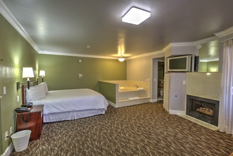 King Suite with Jetted Tub 1